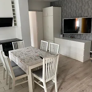 https://mega-widok-6.szklarskaporebahotels.net
